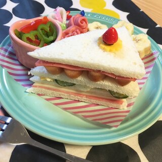 簡単☆キャラ弁☆食パンでなんちゃってショートケーキ